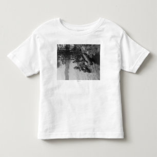 Drei Jäger mit Kanus an der Ufer-Fotografie Kleinkind T-shirt