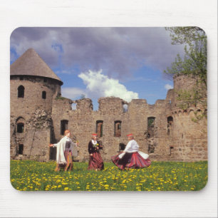 Drei junge Frauen in traditioneller Kleidung Mousepad