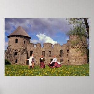 Drei junge Frauen in traditioneller Kleidung Poster