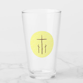 Drei Kreuze mit kalvariengelbem Getränk Glas