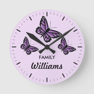 Drei Lila Schmetterlinge mit Familiennamen Runde Wanduhr