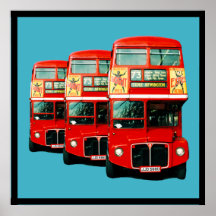 Drei Londoner Busse mit türkisfarbenem Hintergrund