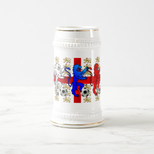 Drei Löwefußballspieler und Fanbier-Tasse Bierglas