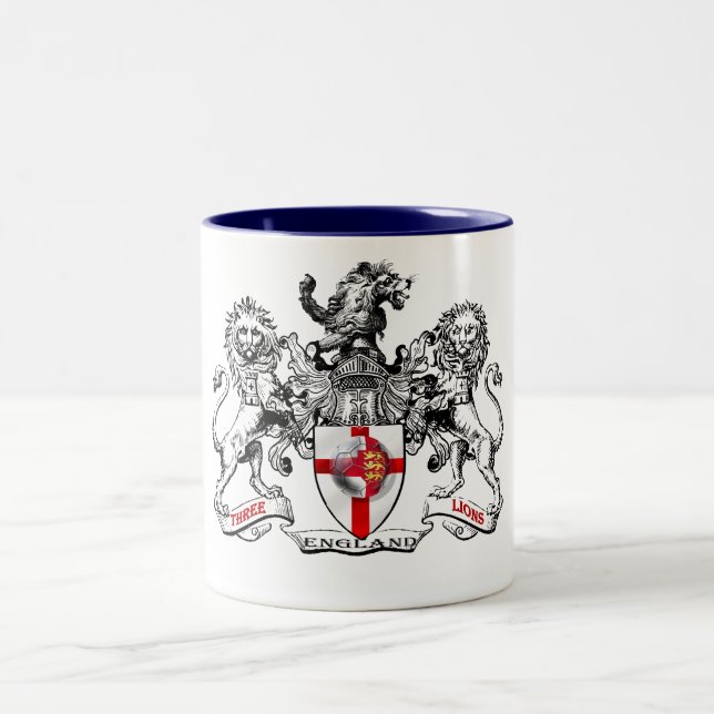 Drei Löwewappenkundefußball-T-Shirts und Zweifarbige Tasse (Mittel)