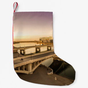 DREI MÄNNER AUF MOTORRÄDERN ÜBERQUEREN EINE BRÜCKE KLEINER WEIHNACHTSSTRUMPF