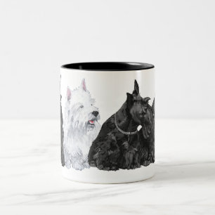 Drei neugierige Scotties und ein Westie Zweifarbige Tasse