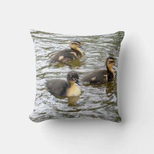 Drei Niedliche Ducklings Schwimmen Kissen