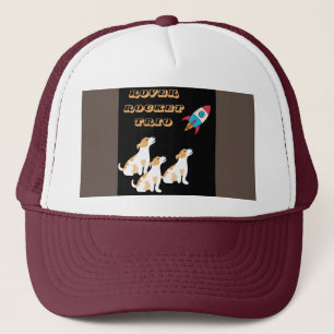 Drei Niedliche lustige Hunde mit Rocket Truckerkappe