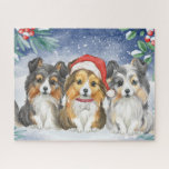 Drei Niedliche Weihnachtsschächte im Schnee<br><div class="desc">Dieses reizende Puzzle ist mit einem Aquarellbild von drei Regalen im Schnee versehen. Der Regal in der Mitte trägt den Hut des Weihnachtsmanns</div>