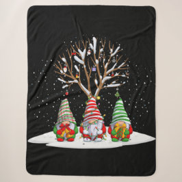 Drei nordische Gnome und ihr Weihnachtsbaum Sherpadecke