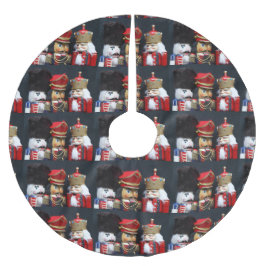 Drei Nussknacker auf dunklem Hintergrund Polyester Weihnachtsbaumdecke