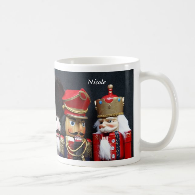 Drei Nussknacker auf schwarzer Tasse (Rechts)