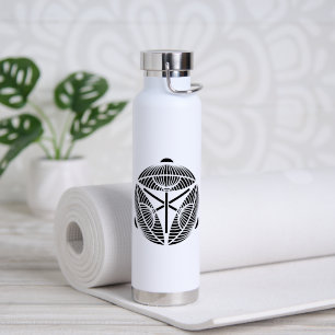 Drei offene japanische Regenschirme Trinkflasche