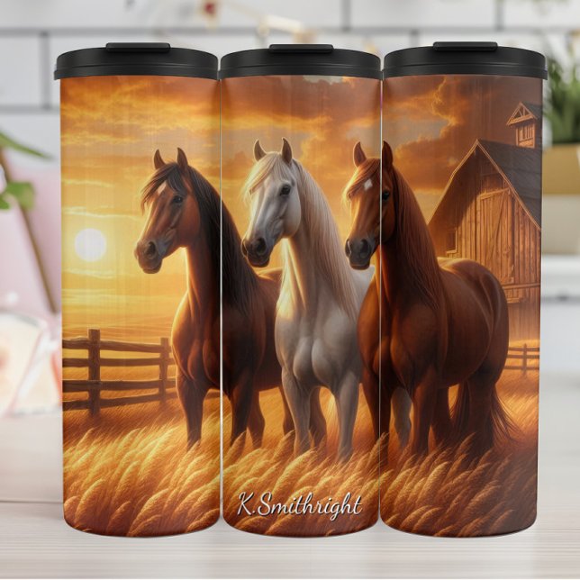 Drei Pferde Scheune Sonnenuntergang Feld Thermosbecher (Von Creator hochgeladen)