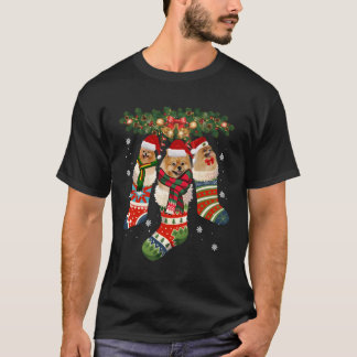 Drei Pomeranian in Socken-Weihnachtsmannmütze X-Ma T-Shirt