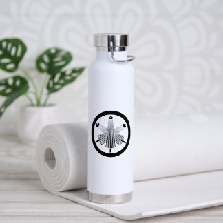 Drei Regenschirme, gestaffelt im Kreis Trinkflasche
