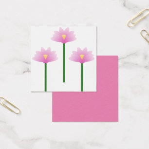 Drei rosa Lotus-Blume auf grünen Stielen