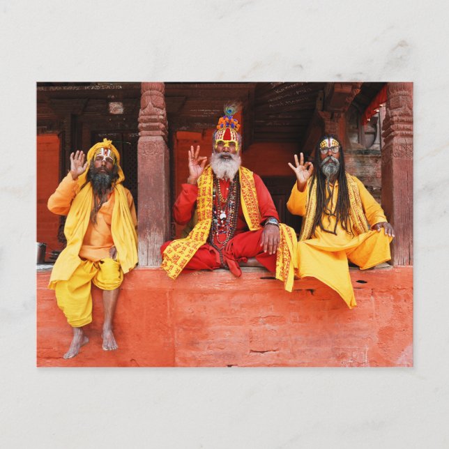 Drei Saddhus sitzen auf dem Vishnu-Tempel Nepal Postkarte (Vorderseite)
