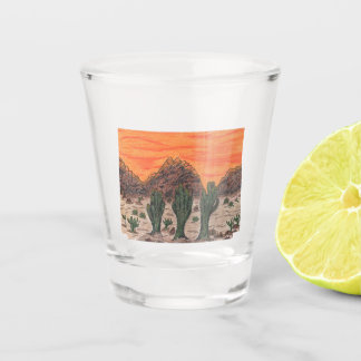 Drei Saguaro Cacti in einem schönen Wüstenuntergan Schnapsglas