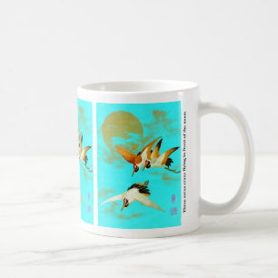 Drei Sarus-Kraniche fliegen vor dem Mond Kaffeetasse