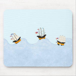 Drei Schiffe, die auf dem Schiff fahren Mousepad