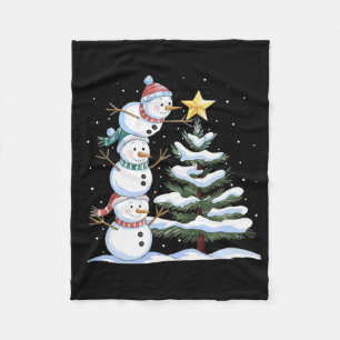 Drei Schneemänner richten einen Weihnachtsbaum ein Fleecedecke