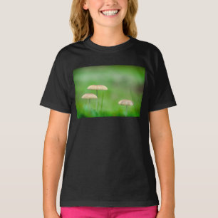 Drei schöne wilde Pilze auf dem Herbstfeld T-Shirt