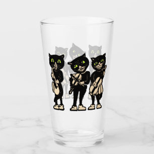 Drei schwarze Katzen, grüne Augen spielen Musik Glas
