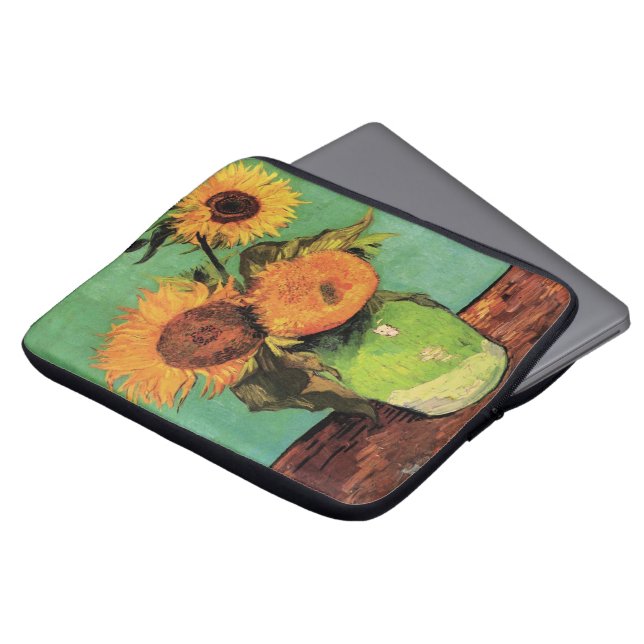 Drei Sonnenblumen in einer Vase von Vincent van Go Laptopschutzhülle (Vorne Oben)