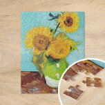 Drei Sonnenblumen | Vincent van Gogh<br><div class="desc">Drei Sonnenblumen (1888) von Vincent van Gogh ist ein lebendiges Stillleben, das die charakteristischen dicken Pinselstriche und den kühlen Farbgebrauch des Künstlers zeigt. Das Gemälde besteht aus drei Sonnenblumen in einer einfachen Vase, deren goldene Blütenblätter im Kontrast zum aqua-blauen Hintergrund stehen. Van Gogh's lebhafte gelbe Palette bringt Energie und Leben...</div>