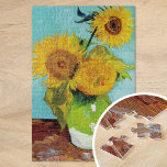 Drei Sonnenblumen | Vincent Van Gogh<br><div class="desc">Drei Sonnenblumen (1888) von dem niederländischen Künstler Vincent Van Gogh. Die originelle Kunstmalerei ist ein Öl auf der Leinwand, das ein ruhiges Leben mit hellgelben Sonnenblumen vor türkisfarbenem Hintergrund darstellt.
Verwenden Sie die Entwurfstools, um einen benutzerdefinierten Text hinzuzufügen oder das Bild zu personalisieren.</div>