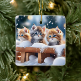 Drei Tabby Katzen spielen im Schnee Keramikornament