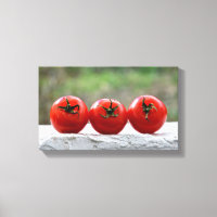 Drei Tomaten auf der Mauer