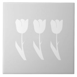Drei Tulpen in Grauem und in weißem Fliese