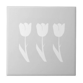 Drei Tulpen in Grauem und in weißem Fliese