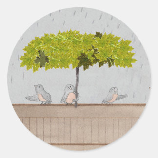 Drei Vögel im Regen Runder Aufkleber