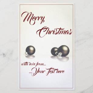 Drei Weihnachtsbälle vor hellem Hintergrund