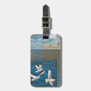 Drei weiße Möwen, die über Wasser fliegen Gepäckanhänger