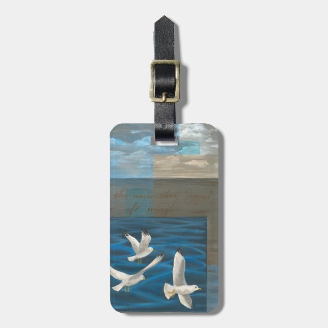 Drei weiße Möwen, die über Wasser fliegen Gepäckanhänger (Vorderseite vertikal)