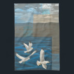 Drei weiße Möwen, die über Wasser fliegen Geschirrtuch<br><div class="desc">Muss man wegkommen? Machen Sie es,  indem Sie dieses Bild von Künstlerin Tara Friel vertreten drei Möwen über das Wasser fliegen. Die Wellen des Ozeans und die lebhaften Farben machen dieses Design sehr realistisch.</div>
