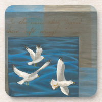 Drei weiße Möwen, die über Wasser fliegen