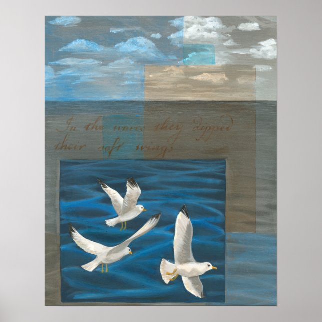 Drei weiße Möwen, die über Wasser fliegen Poster (Vorne)