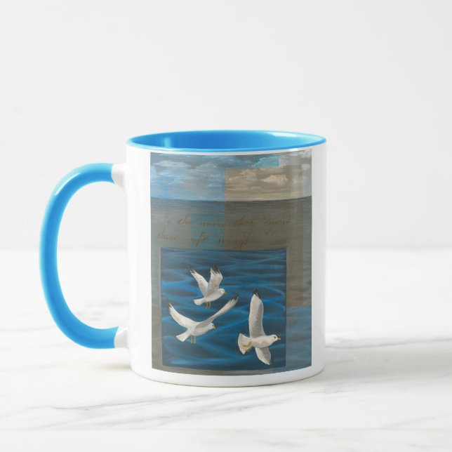 Drei weiße Möwen, die über Wasser fliegen Tasse (Links)
