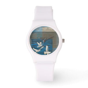 Drei weiße Seemöwen, die über das Wasser fliegen Armbanduhr