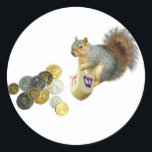 Dreidel-Eichhörnchenaufkleber Runder Aufkleber<br><div class="desc">Eichhörnchen,  das Dreidel mit einem großen Haufen Gelt spielt.</div>