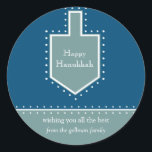 Dreidel Hanukkah-Geschenkaufkleber Runder Aufkleber<br><div class="desc">Ein Stern von David,  der von weißen Punkten umrissen wird,  dient als Rahmen für Ihre persönliche Urlaubsbotschaft. Was für ein großartiger Hanukkah-Aufkleber,  um Geschenke für den Lehrer Ihres Kindes,  den Briefträger,  Türsteher oder Lieferant zu platzieren. Erhältlich in alternativen Farben mit passenden Produkten. com</div>