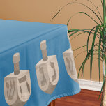 Dreidel Rustic Oak Blue Jewish Holiday Hanukkah Tischdecke<br><div class="desc">Dieses elegante Hanukkah-Tischchen in einem tiefblauen, tiefblauen Ambiente besticht durch einen Rahmen aus rustikalen Imitaten aus Eichenholz, die sich als dreieckige Ergänzung zu einem formellen Festtisch oder einem Party für Kinder eignen. Die Möglichkeit, diese Chanukah-Tischdecke zu personalisieren, besteht darin, in einem schlichten himmelblauen Schriftart in der Mitte einen Text zu...</div>