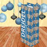 Dreidel Rustic Oak Fun Blau und Weiß Hanukkah Geschenktüte Für Weinflaschen<br><div class="desc">Diese personalisierte Hanukkah-Weingeschenktasche ist perfekt, um eine Flasche Wein an einer der Nächte in Hanukkah zu schenken. Dekoriert mit Bildern von rustikalen dreidels in einer simulierten Eichenholzgrafik, der dunkelmittelblaue Hintergrund dieser maßgeschneiderten Hanukkah-großen Geschenktasche Set die Bühne für die Jumbo Typografie DREIDEL in einem einfachen, modernen weißen Schriftart. Zwei Zeilen eines...</div>