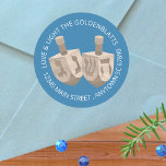 Dreidel Rustikale Eiche Niedlich Blau jeder Text H Runder Aufkleber<br><div class="desc">Fügen Sie Ihren eigenen Text zu diesen blauen und rustikalen dreidels Aufklebern mit einem lustigen Hanukkah Thema. Von Umschlag Aufklebern, die sich als Rücksendeadressen-Aufkleber oder als Dekorationen für Pakete und Taschen ausgeben, werden diese personalisierten Hanukkah-Aufkleber Ihren Festspielen eine maßgeschneiderte Touch hinzufügen. Verwenden Sie die Vorlagen, um Ihren eigenen Text in...</div>