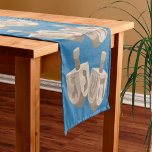Dreidel Rustikale Oak Jüdischer Urlaub Blue Hanukk Kurzer Tischläufer<br><div class="desc">Feiern Sie den Urlaub mit diesem stilvollen Hanukkah Tischläufer und verwandeln Sie jeden Tisch in einen festlichen Party-Modus. Ein Muster von zwei Imitaten rustikalen Eichendreiblättern wird aufgedruckt und in diesem Tischläufer abgelegt, wobei das Muster in der Mitte umkehrt, sodass an jedem Ende die dreidels nach oben gerichtet sind. Das reichhaltige,...</div>